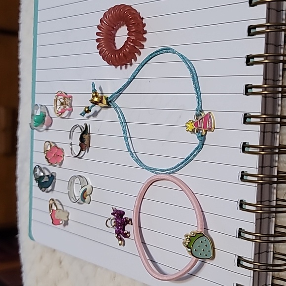 Lot of 30 children's jewellery (7 bracelets, 10 earring sets,7 Rings,4 Pendants) - Picture 16 of 17